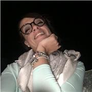 Laureata in biologia impartisce lezioni di biologia , scienze e chimica